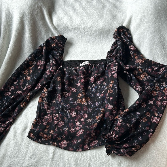 🍑 2 FOR $20! Crop top long sleeve Abercrombie and Fitch XS dark floral top - Picture 1 of 2